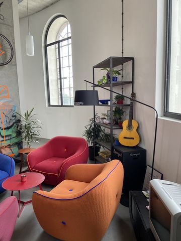 Möbel in einem Wohnzimmer in der Summer Lounge. Regal im Hintergrund. 