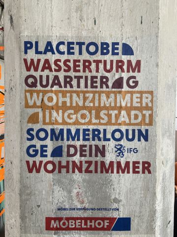 Plakat des Wohnzimmers klebt an der Wand. 