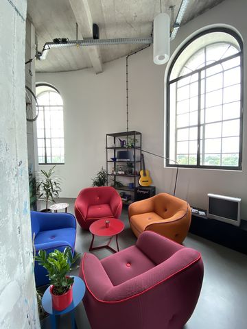 Möbel in einem Wohnzimmer in der Summer Lounge. Regal im Hintergrun. 